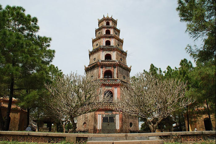 what to do in hue in 1 or 2 days pagoda of the Celestial Lady